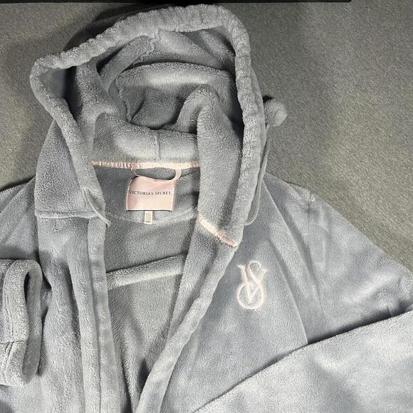 Victoria's Secret Other - Victoria's Secret Bathrobe Woman’s Medium Plush Hooded Robe in Light Gray,Medium
